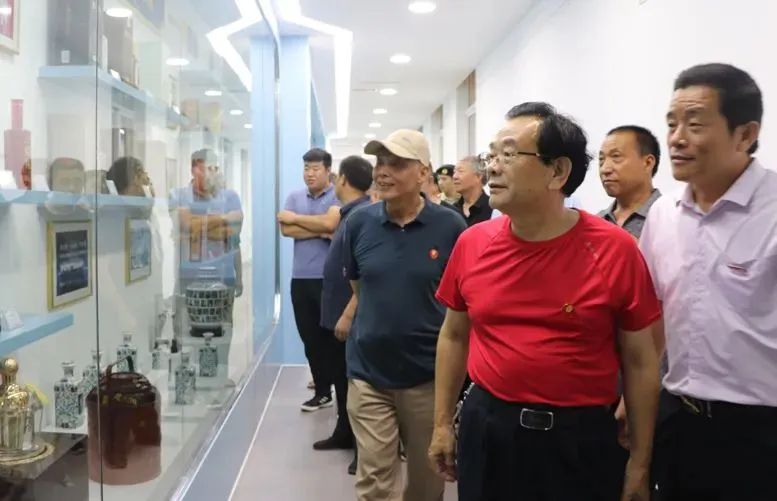 河北省毛體書法研究會(huì)主席韓振英一行到泥坑酒業(yè)參觀考察