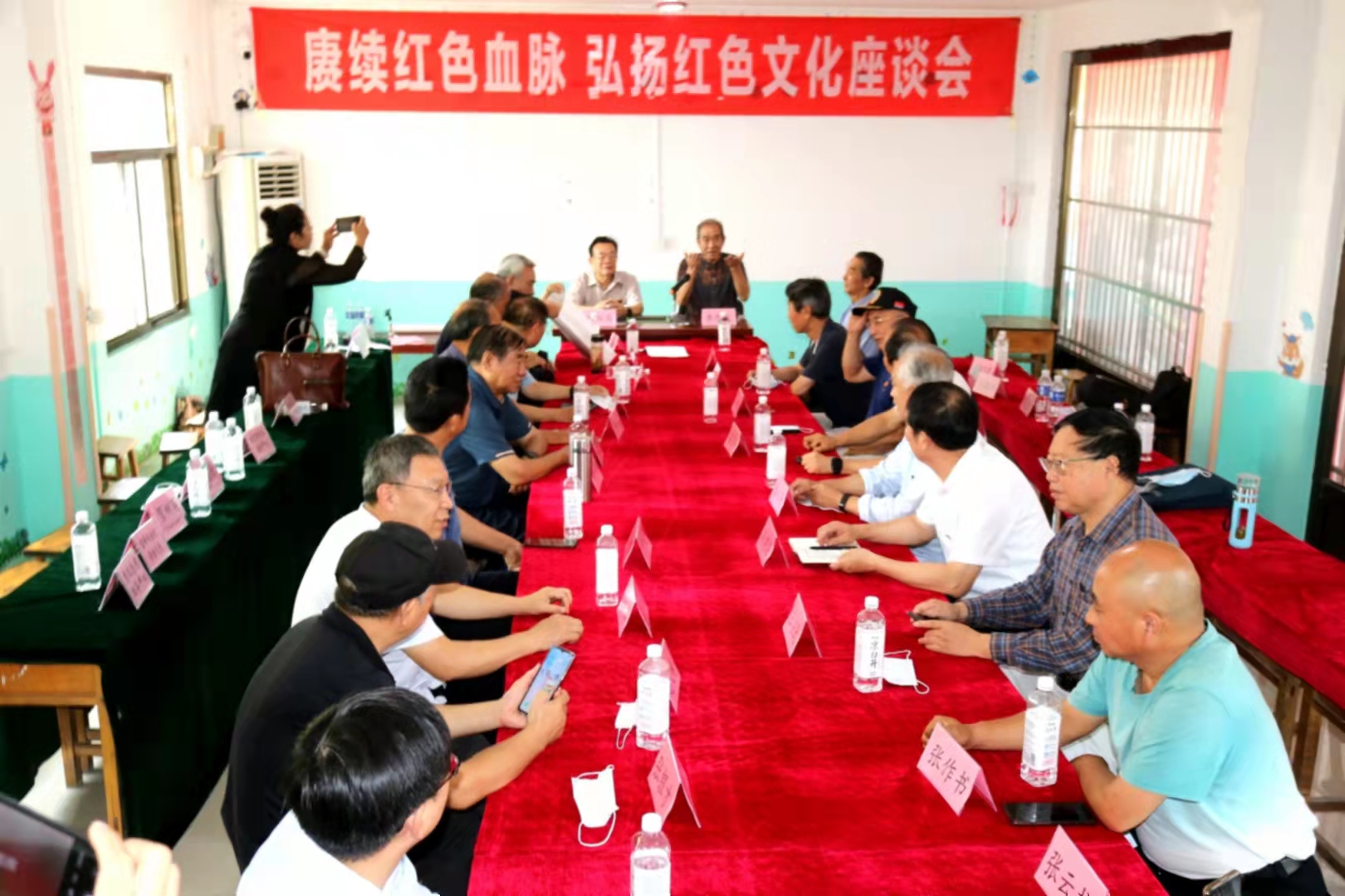 河北省毛體書法家協(xié)會(huì)河北皇城雷鋒書畫院舉辦【賡續(xù)紅色血脈，弘揚(yáng)紅色文化】座談會(huì)